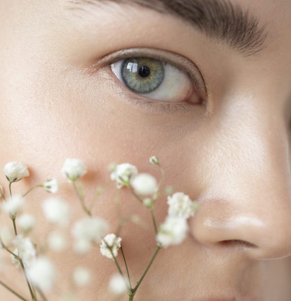 portrait-beautiful-woman-with-clear-skin-posing-with-baby-s-breath-flowers